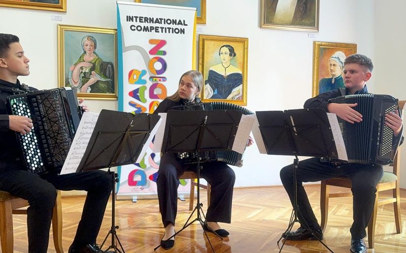 harmonikaški trio u sastavu David Pršurić, Lucia Janko i Erik Petrović